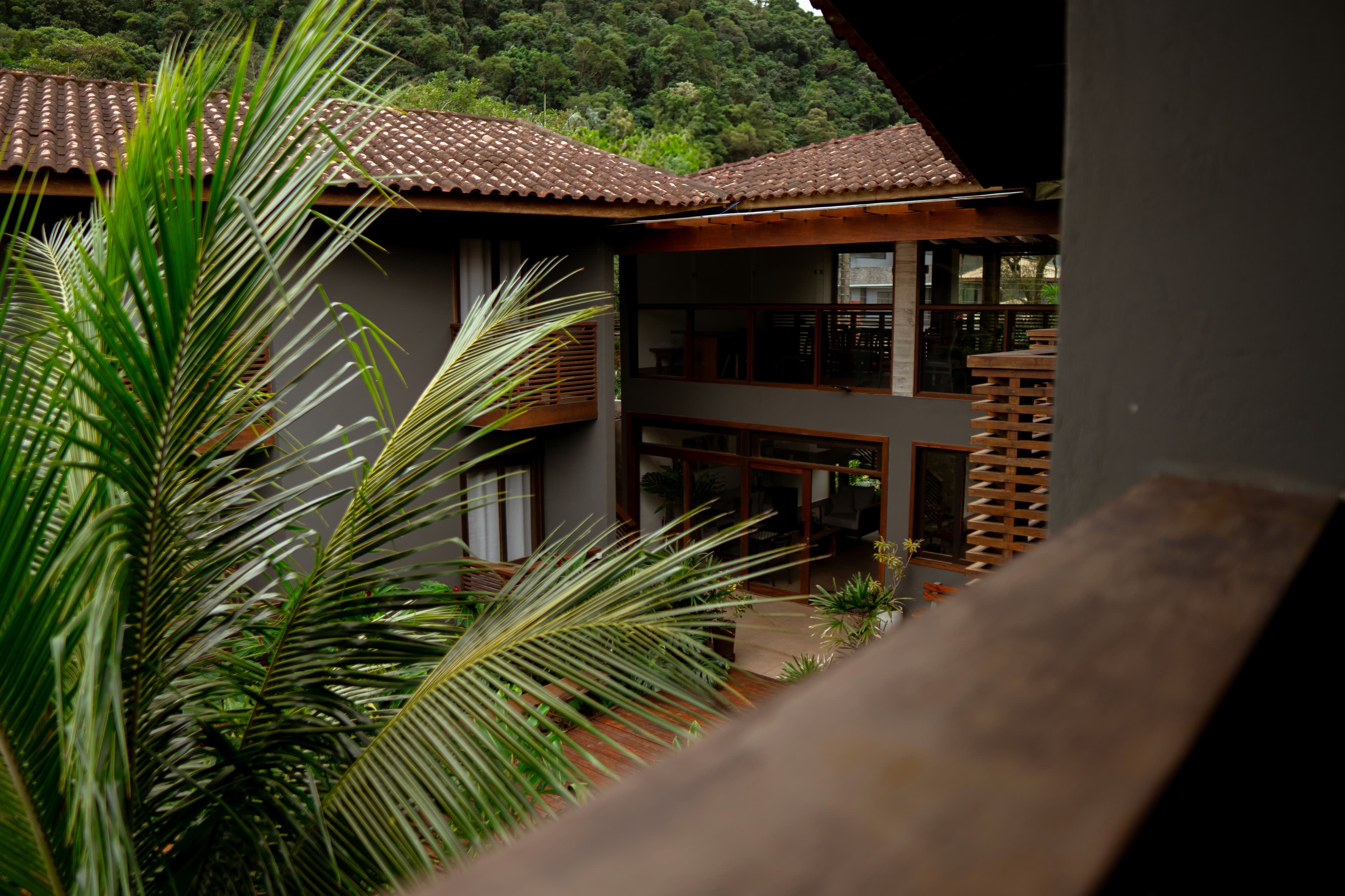Fachada da pousada vista entre as palmeiras