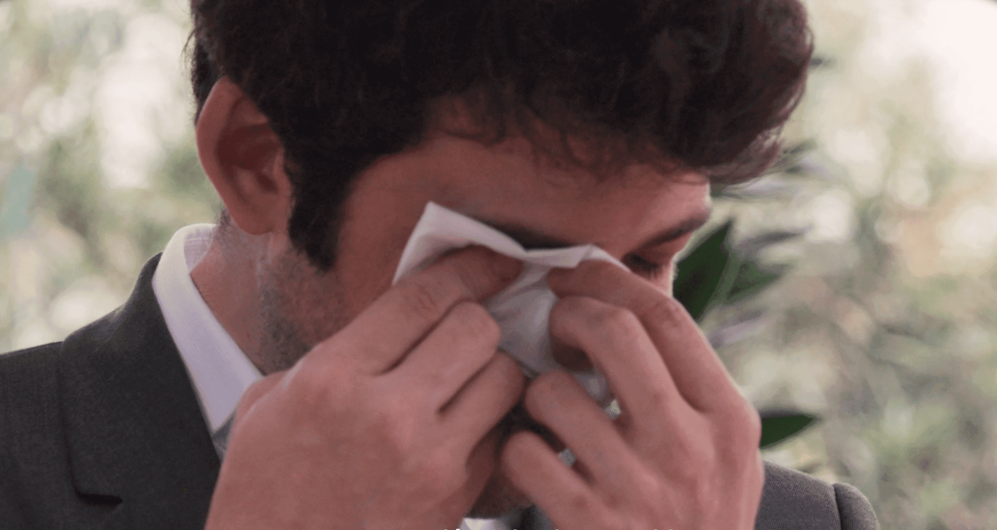 Noivo enxugando as lágrimas com um lenço na cerimônia