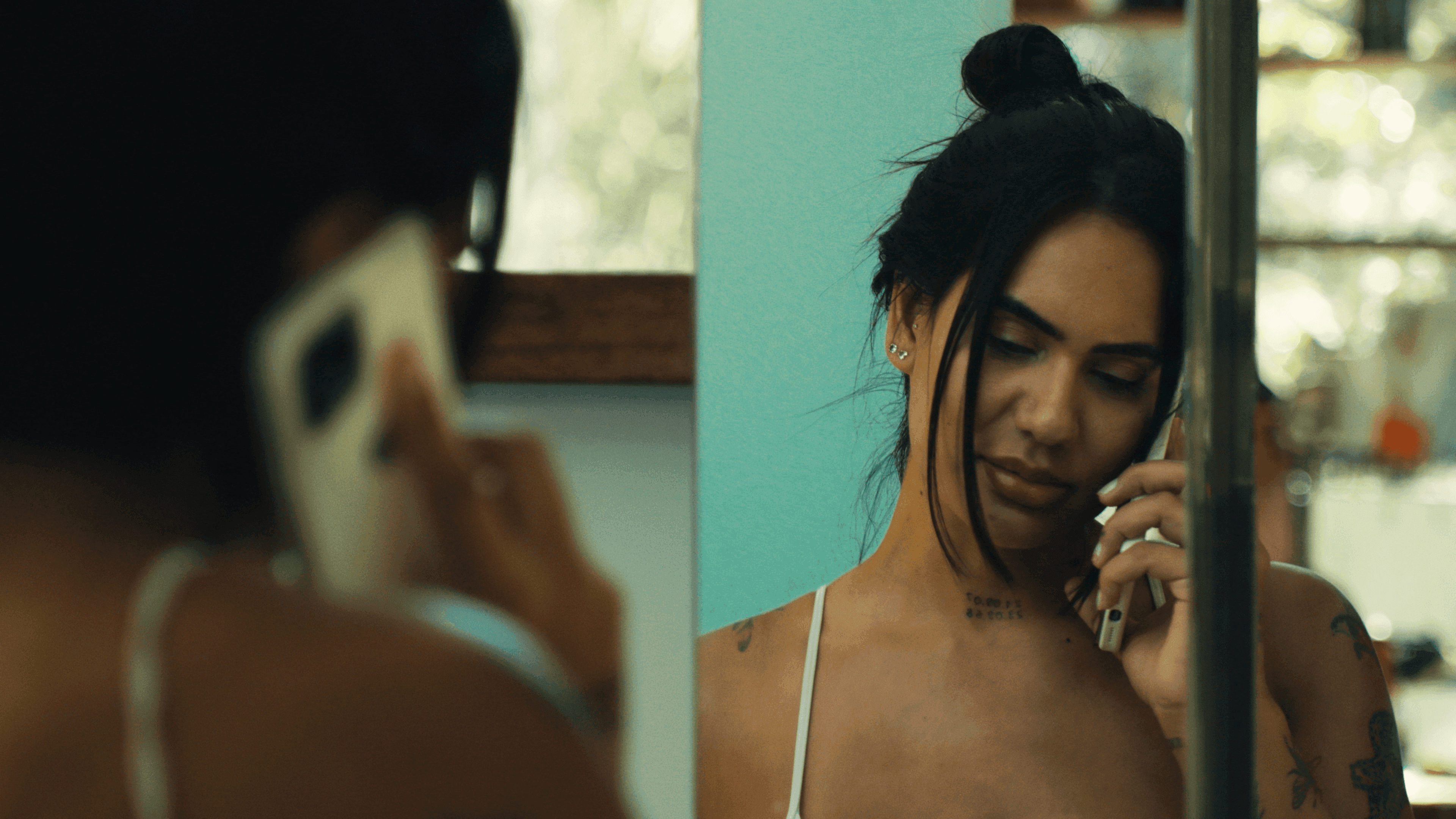 Still do comercial: duas mulheres falando ao telefone lado a lado