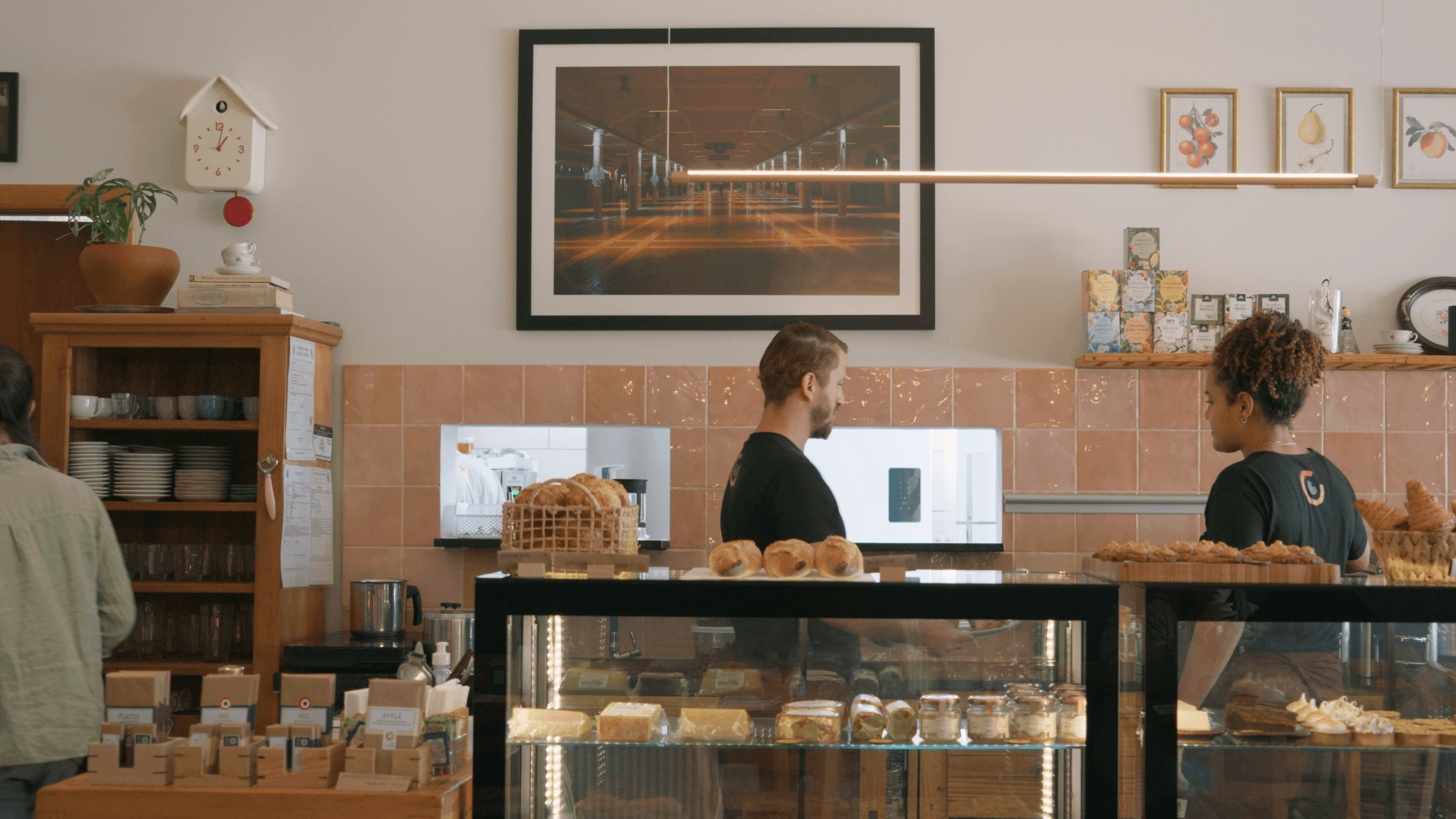 Balcão com vitrine de panificação e equipe atendendo