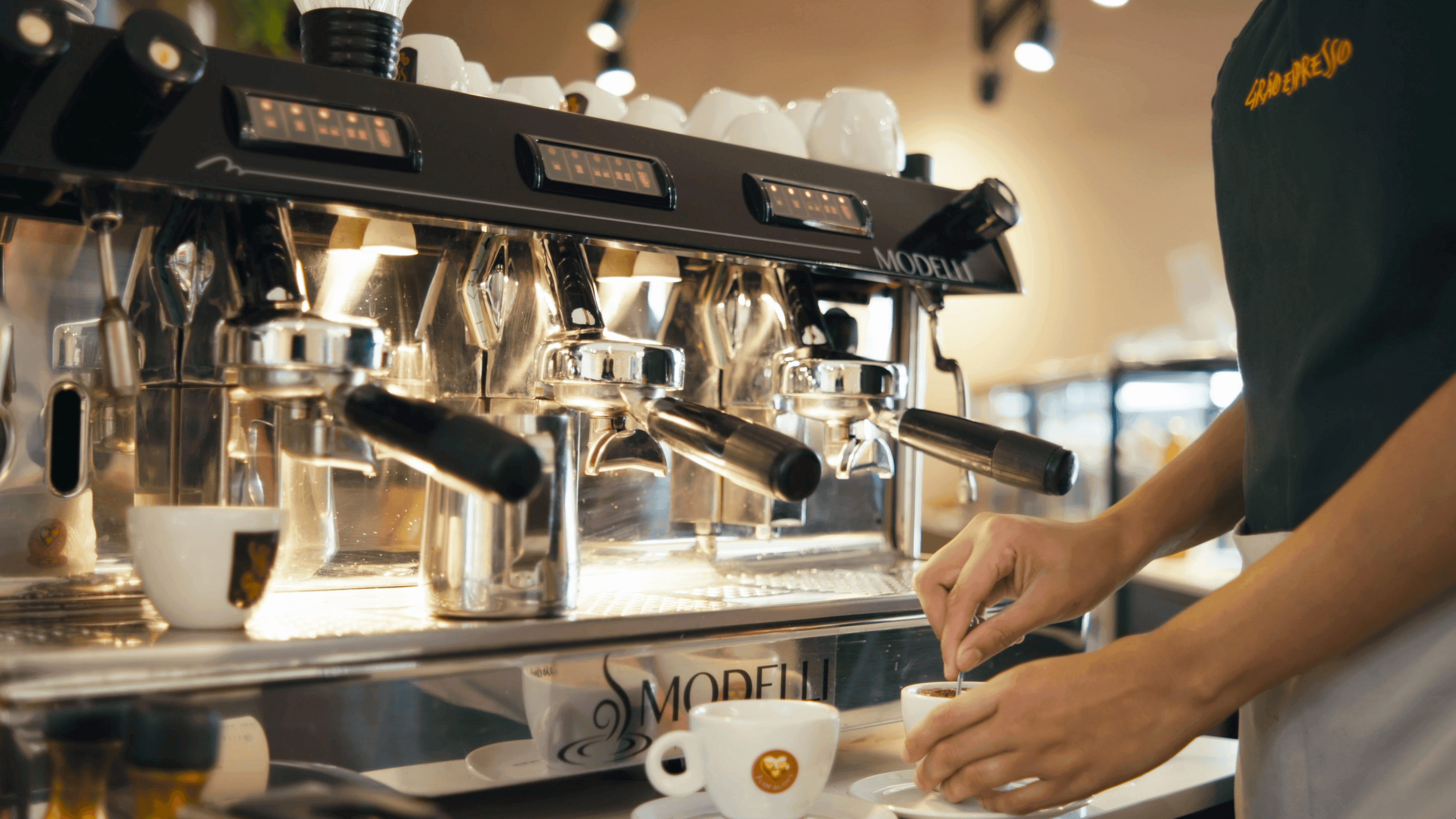 Barista operando a máquina de espresso da loja