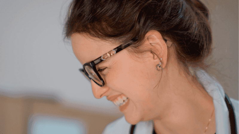 Profissional de jaleco sorrindo, retrato em perfil